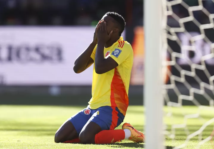 Jhon Córdoba de Colombia se lamenta al fallar un gol en un partido de las eliminatorias sudamericanas para el Mundial de 2026. EFE