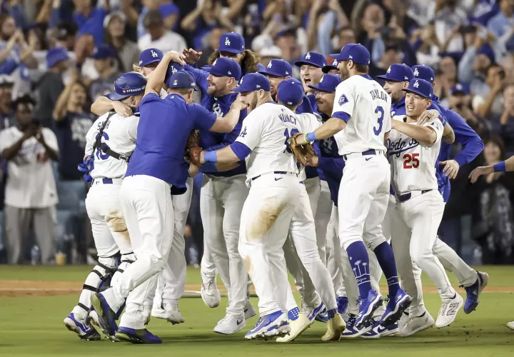 Los Dodgers de Los Ángeles festejan su victoria. /Foto: EFE