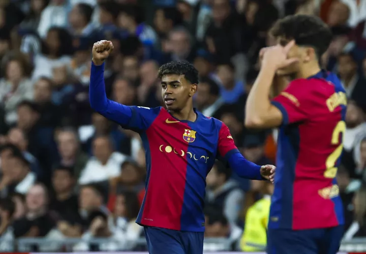 El delantero del FC Barcelona Lamine Yamal celebra tras anotar el tercer gol. / Foto: EFE