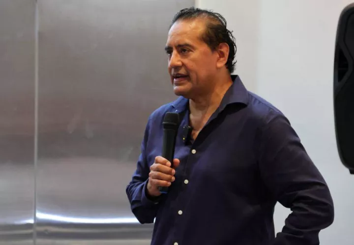 Economista Bazán en seminario con miembros de Moca.