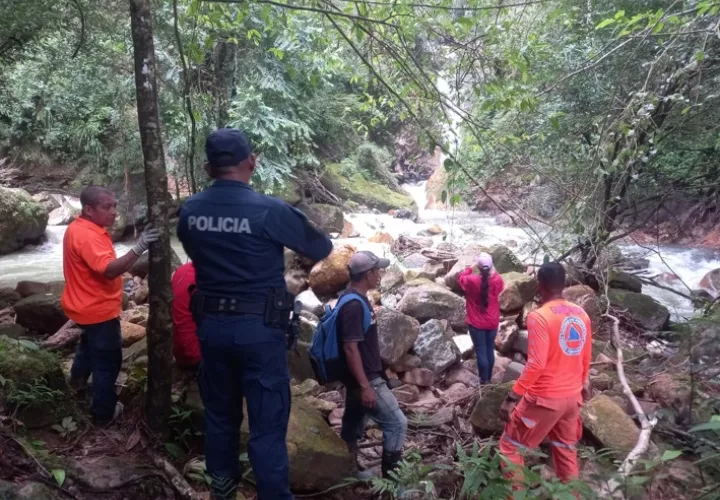 El 24 de octubre, personal de rescate de @Sinaproc_Panama logró la extracción de un cuerpo en la comunidad de Piura, corregimiento El Alto, distrito de Santa Fe, Veraguas.