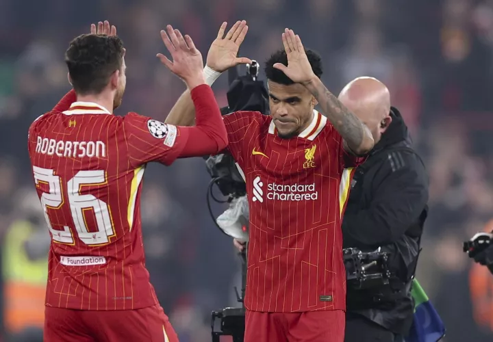 Luis Díaz celebra uno de sus goles con su compañero Andrew Robertson.