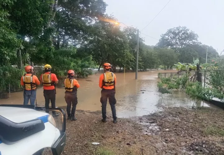 Miembros de Sinaproc encargado de entrega humanitaria a los damnificados.