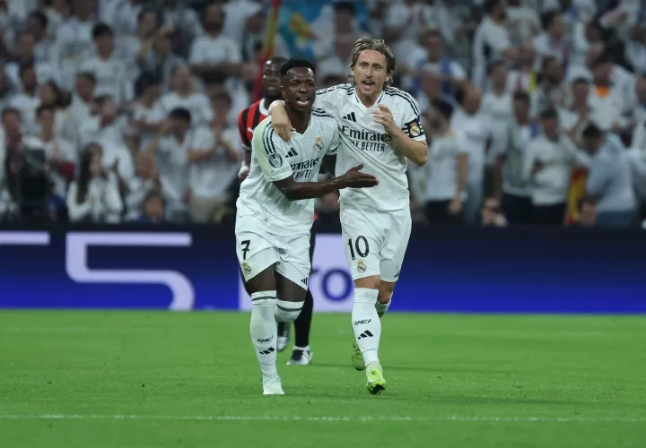 Vinicius Junior (i) celebra con Modric tras marcar. Foto: EFE