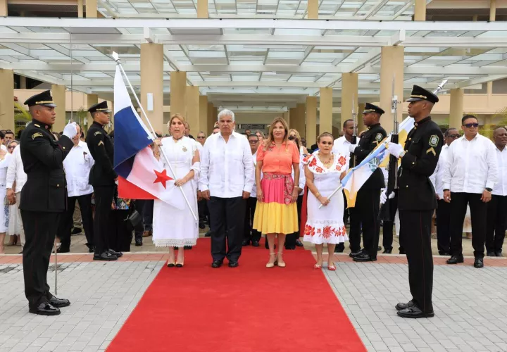 El presidente Mulino, su distinguida esposa, junto a las abanderas de la fecha.