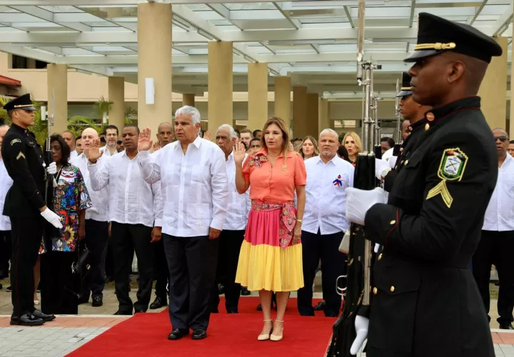 Honor a la Patria en actos protocolares en la provincia de Colón.