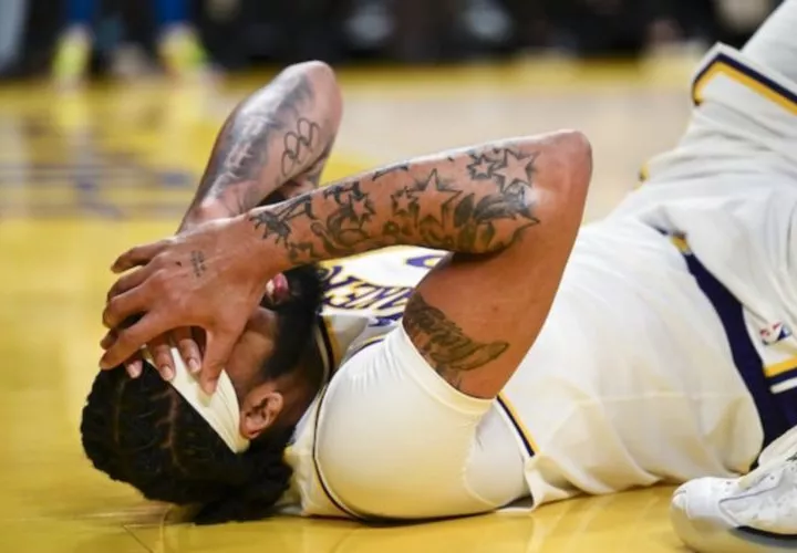 Anthony Davis se queja de dolor en su vista. Foto: EFE