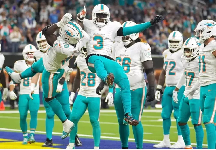 Los jugadores de los Delfines celebran una de las anotaciones. Foto: EFE