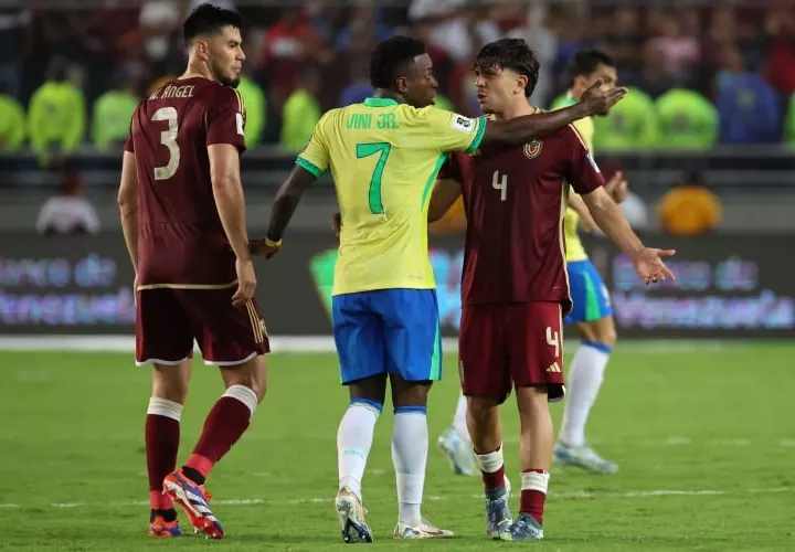 Vinícius Jr. (c) de Brasil discute con jugadores de Venezuela. Foto: EFE